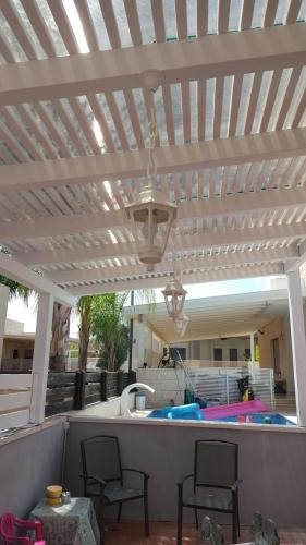 פרגולה עץ בצבע לבן